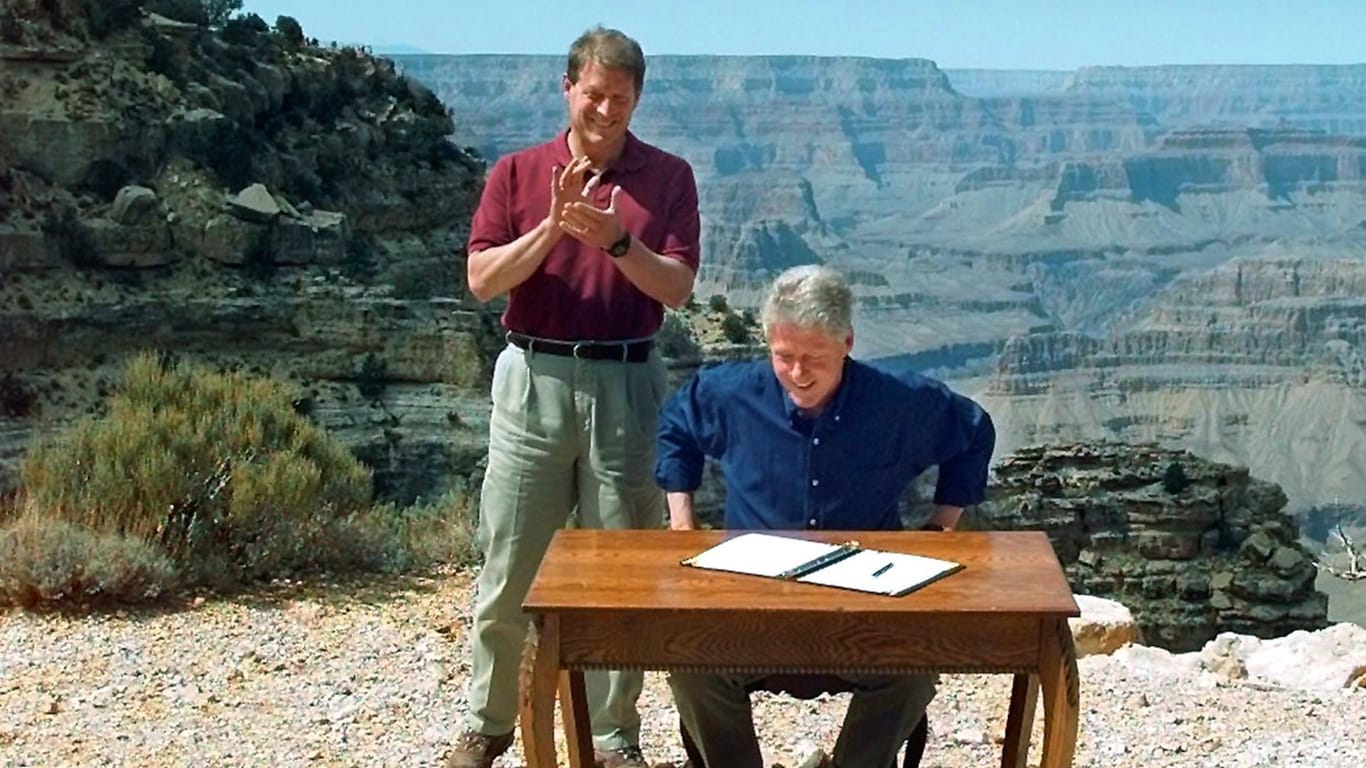 Ex-Präsident Bill Clinton und sein Vizepräsident Al Gore im Naturreservat "Grand Staircase – Escalante": Der Demokrat unterzeichnete 1996 das Dekret zum Schutz der Landschaft.