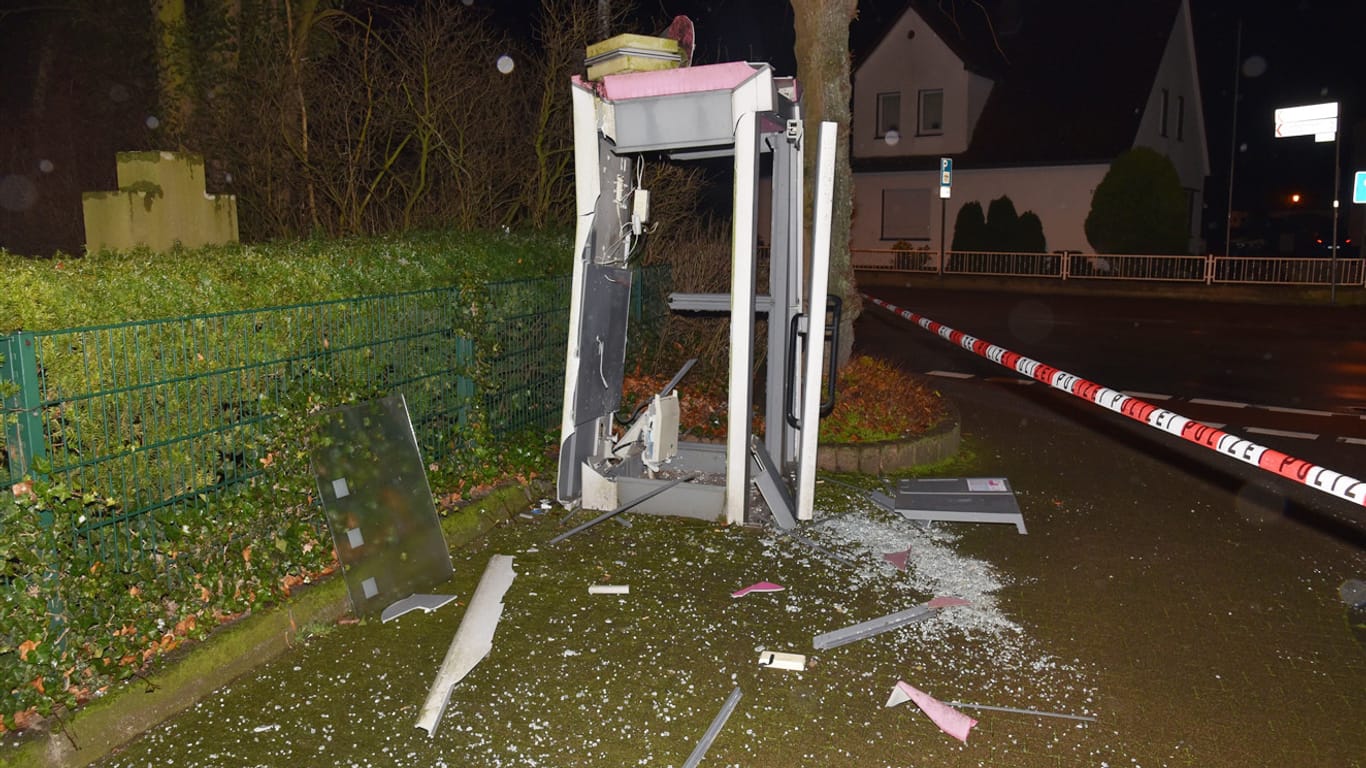 Eine vollständig zerstörte Telefonzelle in Hövelhof: Schon vor Silvester ist es in ganz Deutschland zu Zwischenfällen mit Feuerwerkskörpern gekommen.