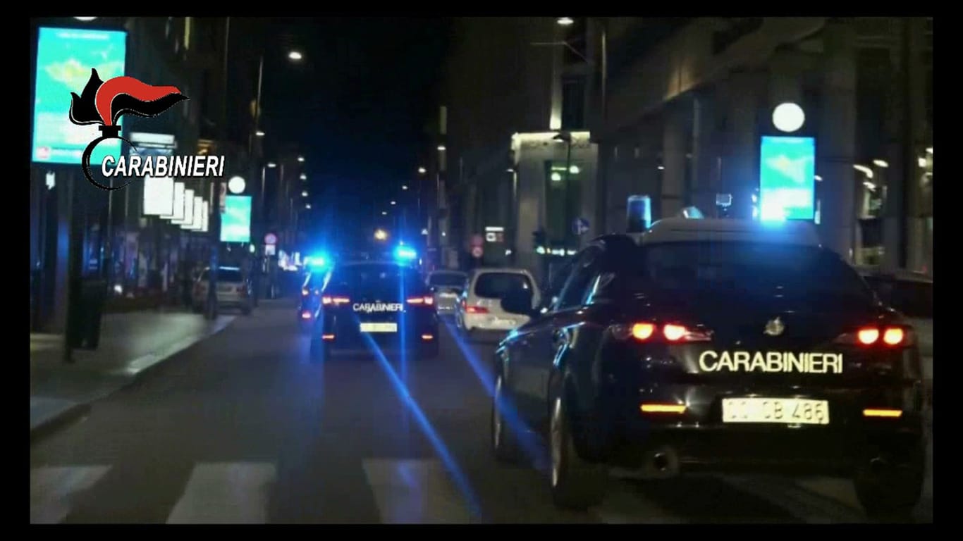 Screenshot aus einem Video der italienischen Polizei: Am frühen Morgen griffen die sogenannten Carabinieri zu und verhafteten die Verdächtigen.