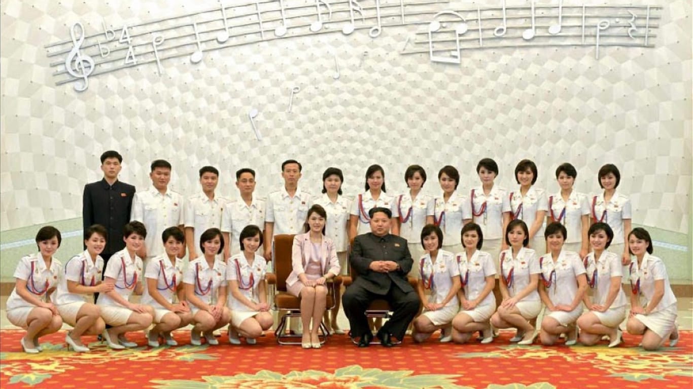 Kim Jong Un im Kreise der selbst ausgewählten Band-Mitglieder: Werden die Frauen zu Friedensbotschaftern im Nachbarland?