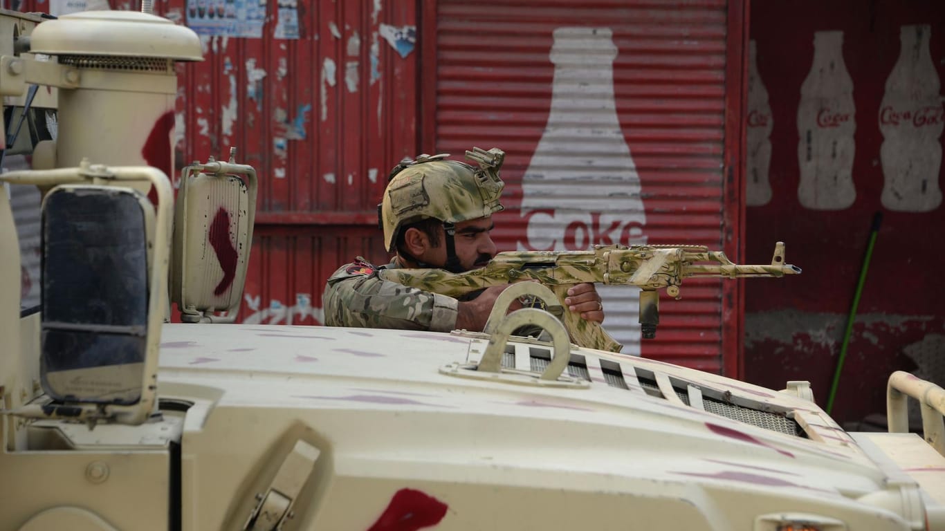 Ein afghanischer Soldat in der Nähe des Komplexes: Spezialkräfte bekämpfen Attentäter im Gebäude des Kinderhilfswerks.