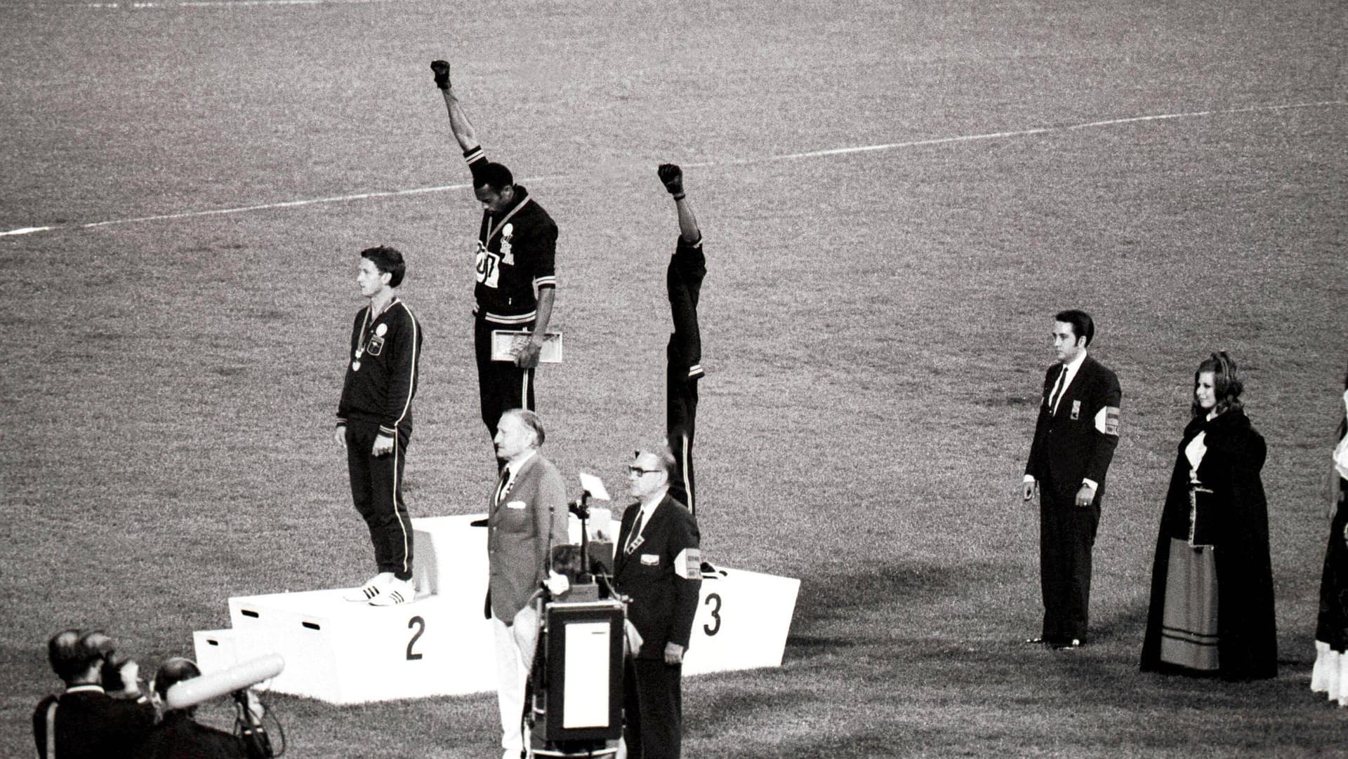 Tommie Smith streckt nach seinem Sieg die rechte Faust im schwarzen Handschuh in den Himmel. Jetzt wurde er für sein Engagement ausgezeichnet.