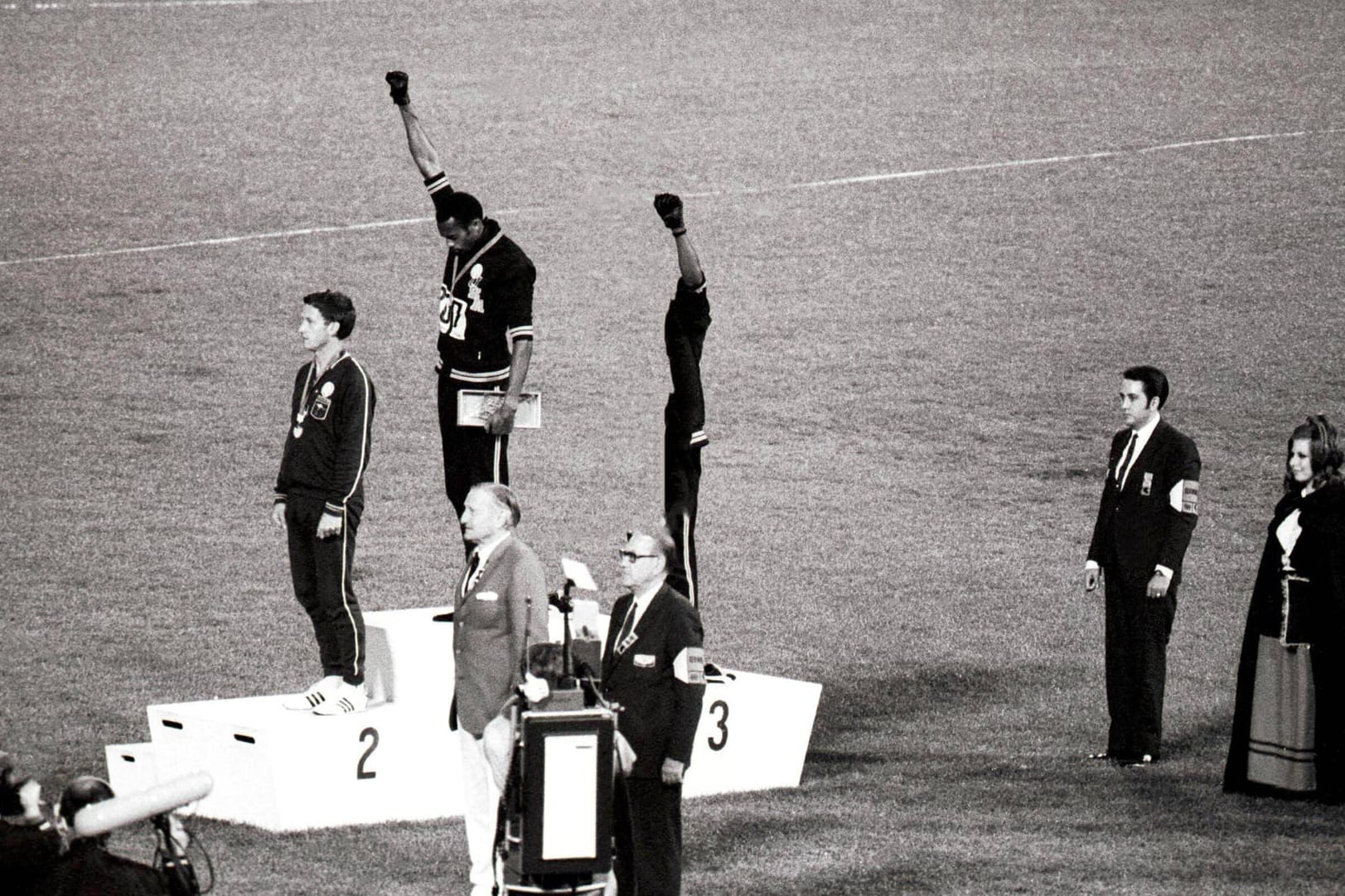 Tommie Smith streckt nach seinem Sieg die rechte Faust im schwarzen Handschuh in den Himmel. Jetzt wurde er für sein Engagement ausgezeichnet.