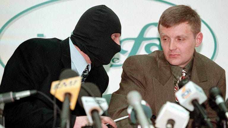 Alexander Litwinenko während einer Pressekonferenz: Jahre später wird er mutmaßlich von russischen Agenten ermordet.