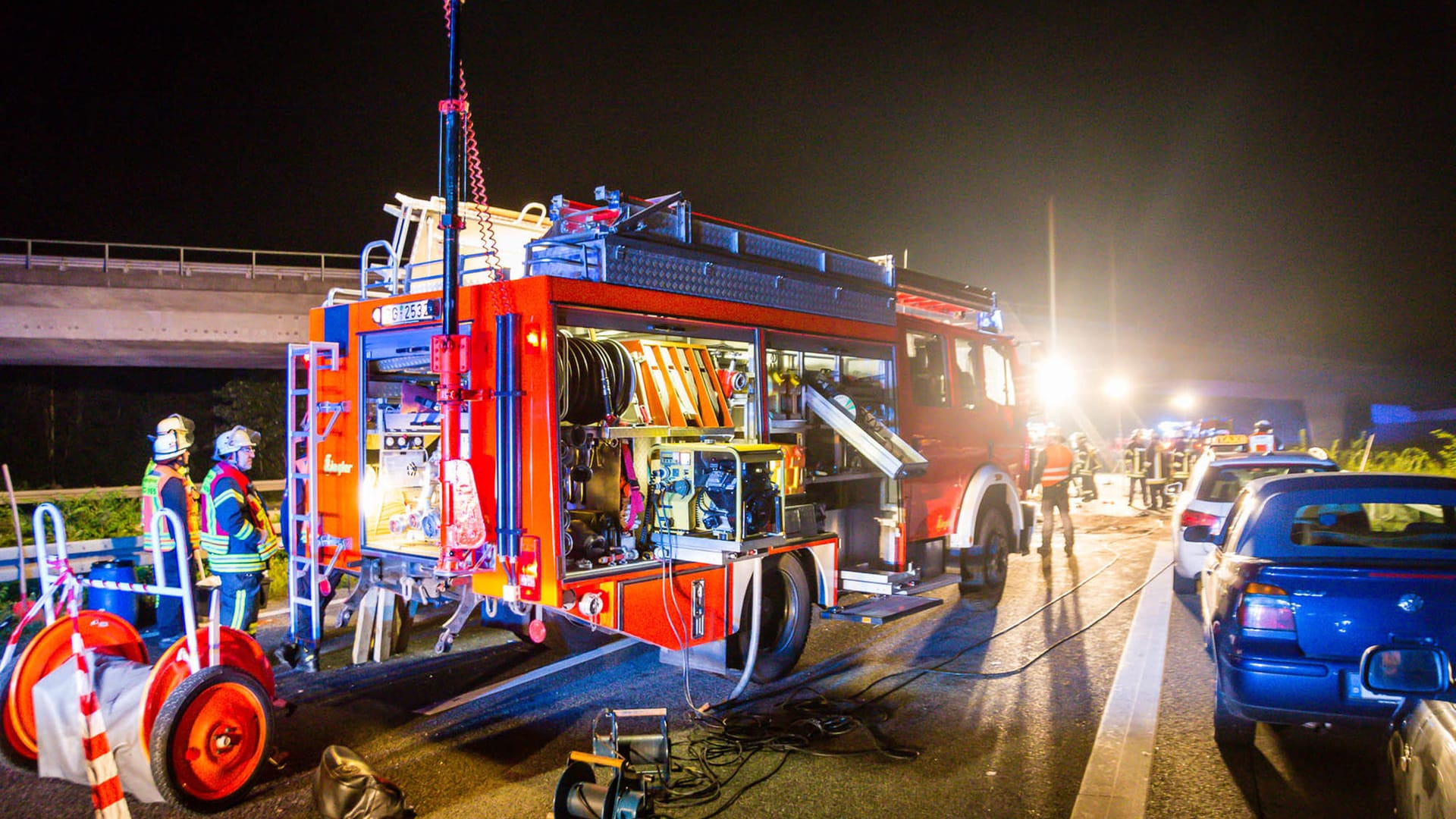 Rettungskräfte im Einsatz bei einem Geisterfahrer-Unfall. Bei dem Unfall starben drei Menschen. Rettungskräfte im Einsatz bei einem Geisterfahrer-Unfall. Bei dem Unfall starben drei Menschen.