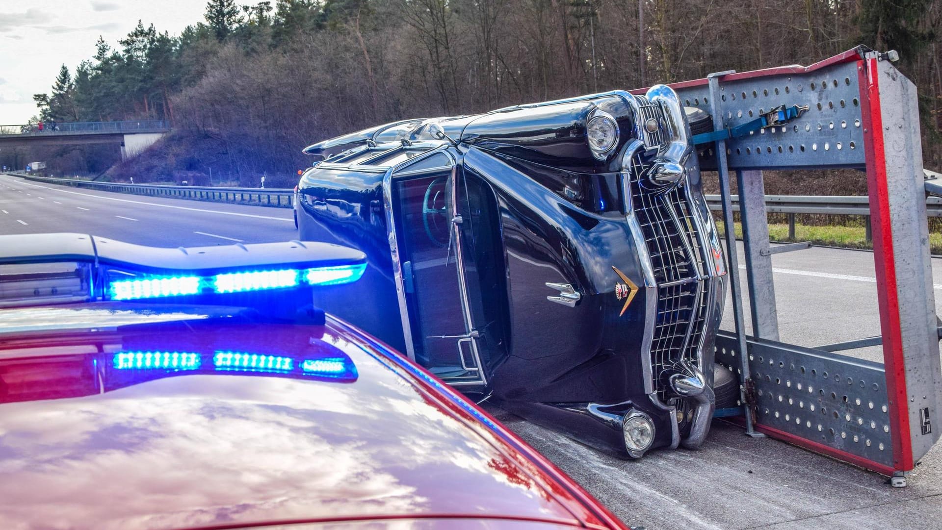 Das Gespann mit der historischen Limousine von US-Präsident Eisenhower wurde bei dem Unfall auf die Seite geworfen. Das Gespann mit der historischen Limousine von US-Präsident Eisenhower wurde bei dem Unfall auf die Seite geworfen.