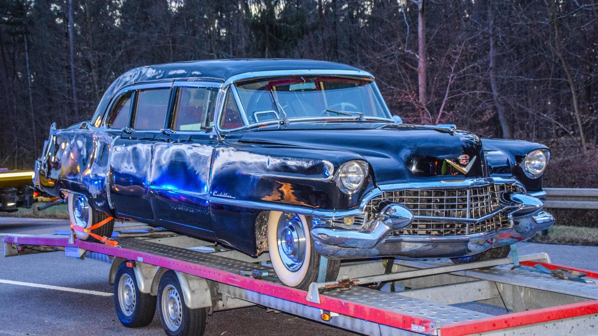 Der Eisenhower-Cadillac nach dem Unfall auf der A5: Die Beschädigungen an der Seite sind deutlich zu erkennen.