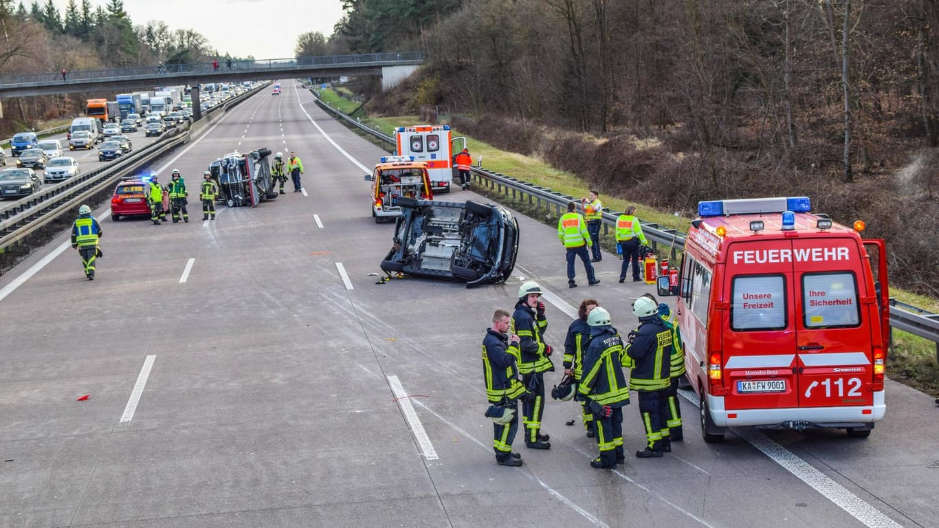 Nach dem schweren Crash mit der Präsidenten-Limousine wurde die A5 komplett gesperrt.