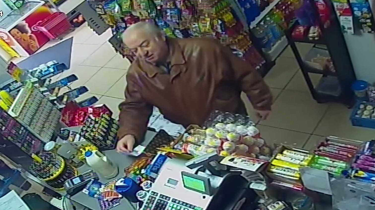 Der vergiftete Sergei Skripal auf einem Ende Februar aufgenommen Bild einer Überwachungskamera: Seiner Nichte wurde nun die Einreise nach Großbritannien verwehrt.