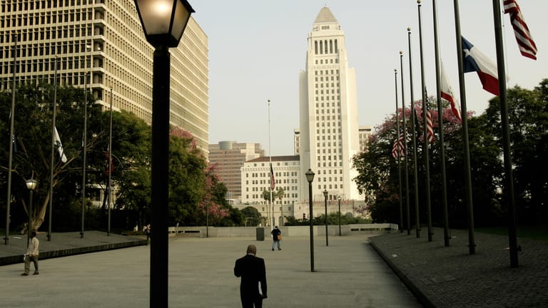 Das Rathaus in Downtown Los Angeles: In der klaifornischen Metropole sitzen N.'s Kontaktmänner – und verteilen das Opium an ihren lokalen Ring.
