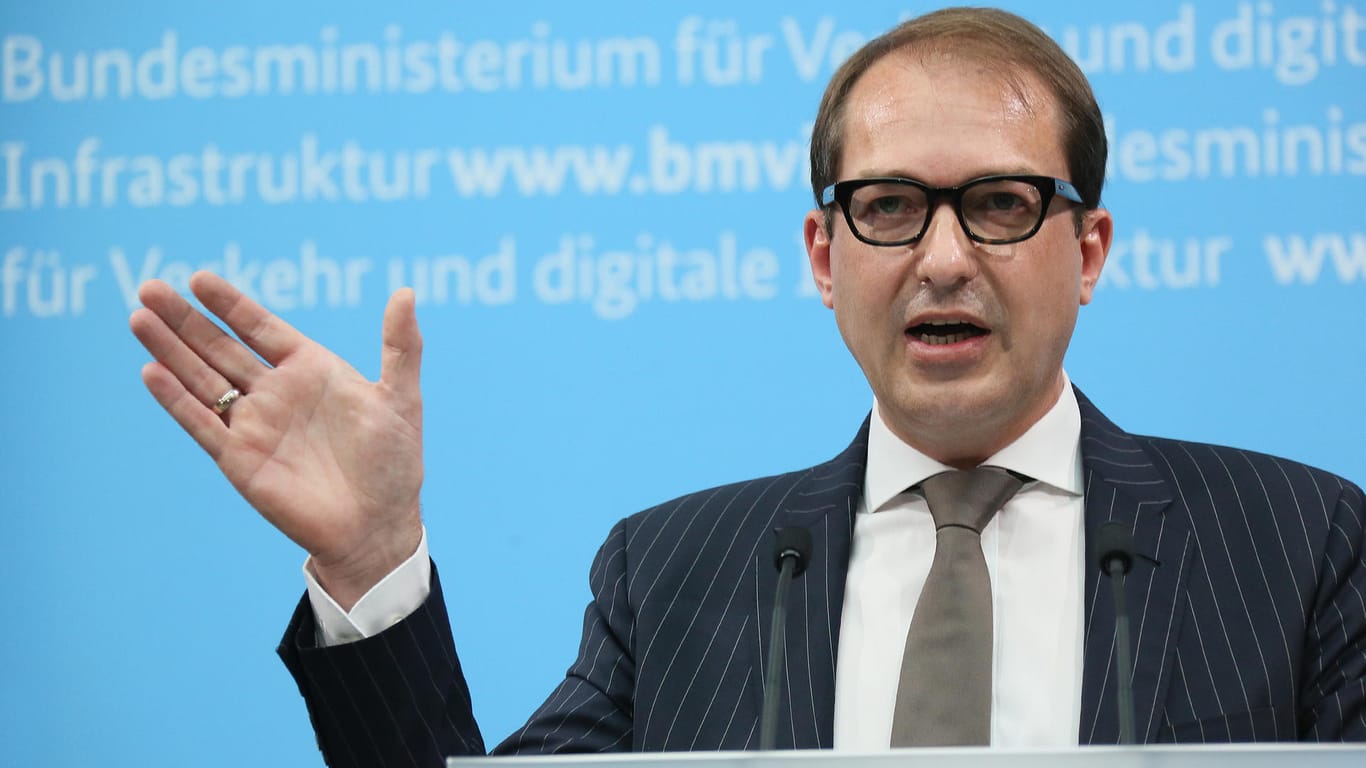 CSU-Landesgruppenchef Alexander Dobrindt klagt in einem Zeitungsinterview über die "Abschiebe-Industrie" in Deutschland.