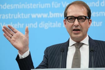 CSU-Landesgruppenchef Alexander Dobrindt klagt in einem Zeitungsinterview über die "Abschiebe-Industrie" in Deutschland.
