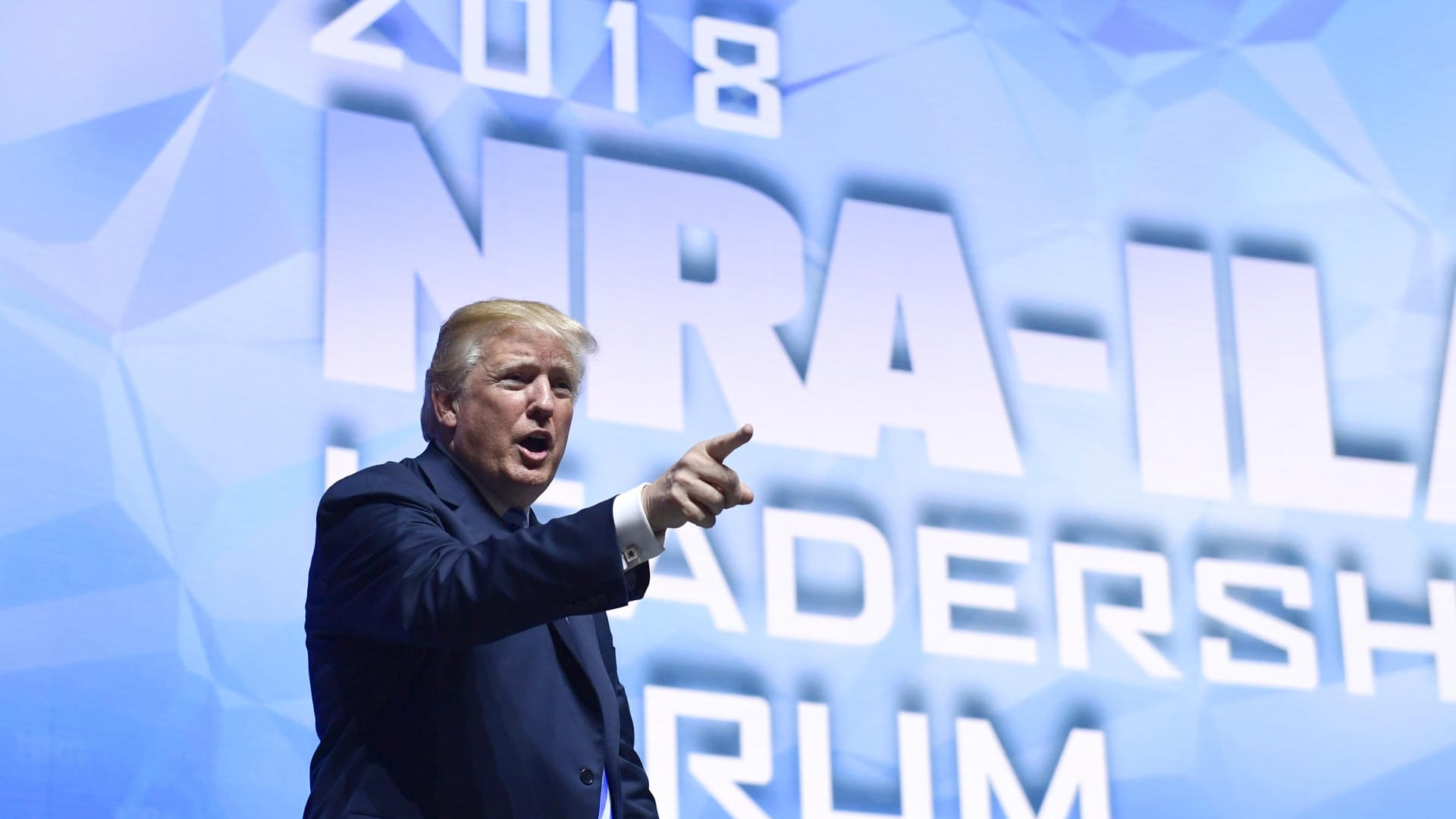 US-Präsident Donald Trump bei der Jahrestagung der National Rifle Association (NRA): Vor der Waffenlobby sagte er, dass ein Anschlag wie in Paris durch mehr Schusswaffen verhindert hätte werden können. Frankreich reagiert mit Empörung auf die Äußerungen.