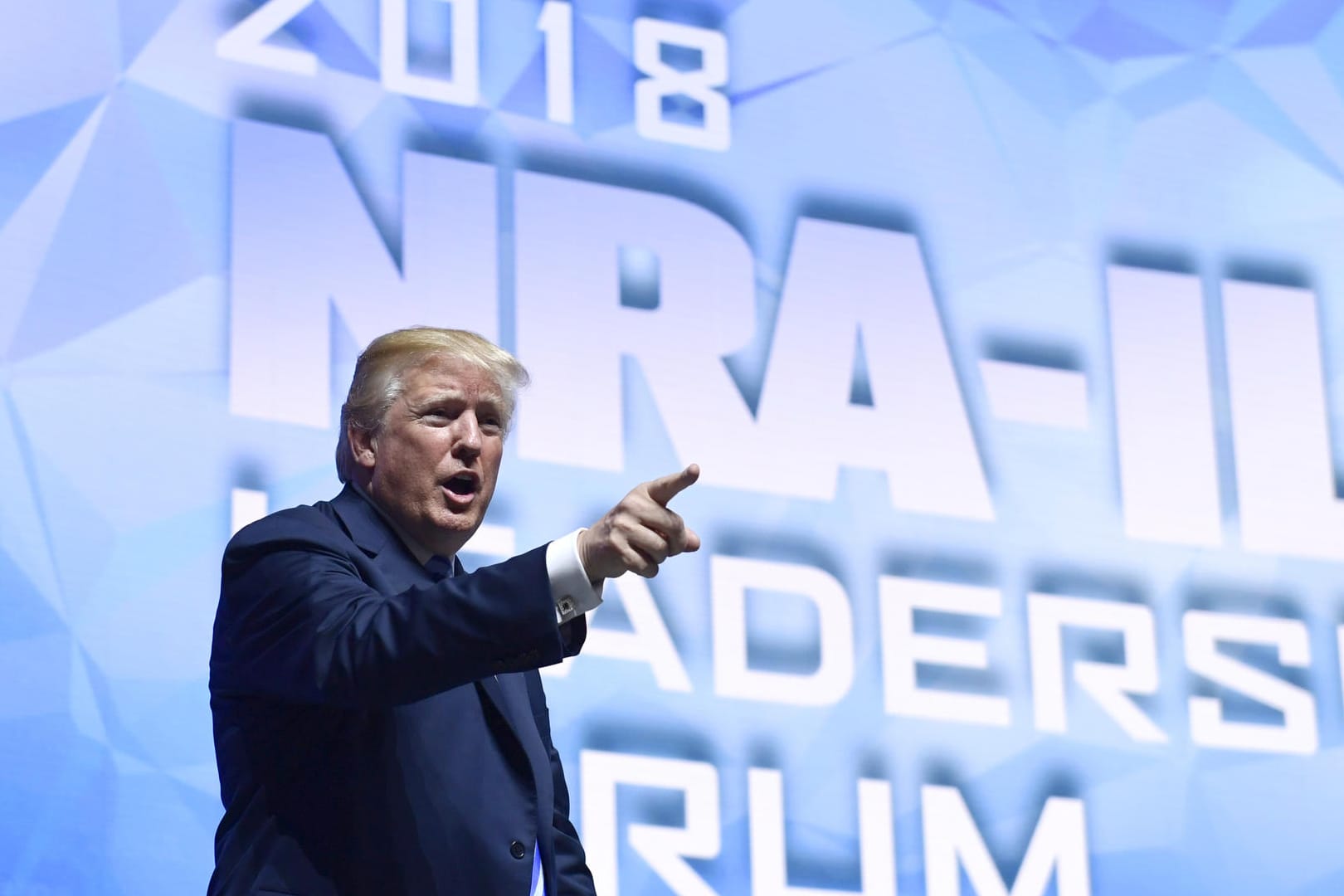 US-Präsident Donald Trump bei der Jahrestagung der National Rifle Association (NRA): Vor der Waffenlobby sagte er, dass ein Anschlag wie in Paris durch mehr Schusswaffen verhindert hätte werden können. Frankreich reagiert mit Empörung auf die Äußerungen.