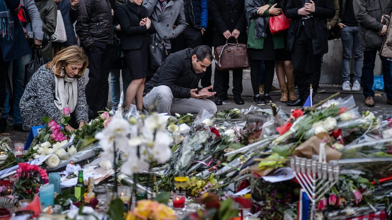 Trauer um die Opfer: Bei den Anschlägen in Paris am 16. November 2015. starben mehr als 130 Menschen. Opfervertreter finden die Aussagen von US-Präsident Trump abscheulich.