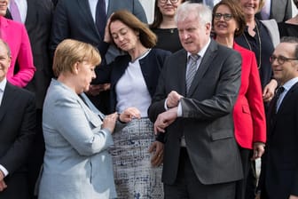 Bundeskanzlerin Angela Merkel und Innenminister Horst Seehofer (M.): Union und SPD treffen sich am Montag und Dienstag zur Klausur. Dabei gibt es viel Gesprächsbedarf.