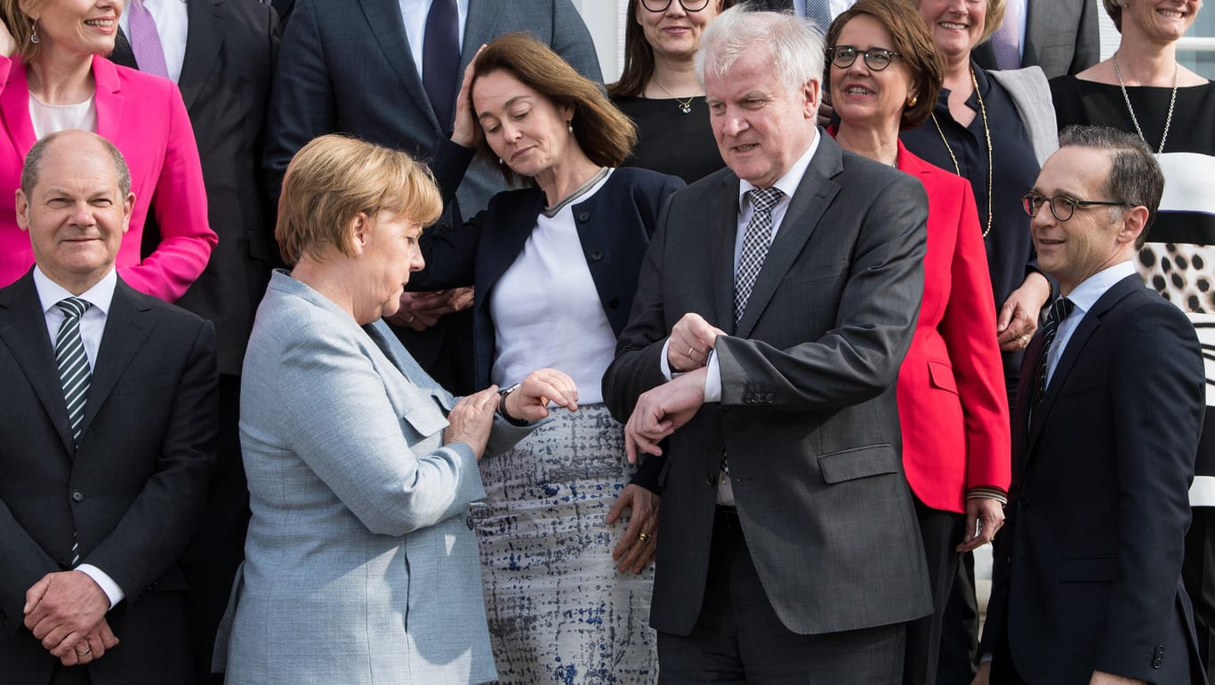 Bundeskanzlerin Angela Merkel und Innenminister Horst Seehofer (M.): Union und SPD treffen sich am Montag und Dienstag zur Klausur. Dabei gibt es viel Gesprächsbedarf.