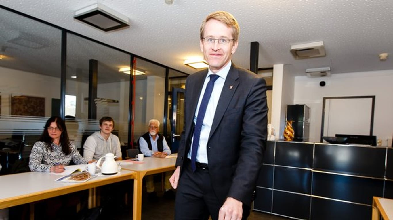 Schleswig-Holsteins CDU-Ministerpräsident Daniel Günther wirft in Eckernförde seinen Stimmzettel in die Wahlurne.