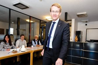 Schleswig-Holsteins CDU-Ministerpräsident Daniel Günther wirft in Eckernförde seinen Stimmzettel in die Wahlurne.
