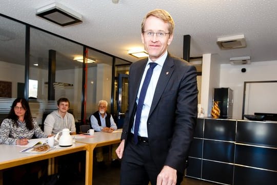 Schleswig-Holsteins CDU-Ministerpräsident Daniel Günther wirft in Eckernförde seinen Stimmzettel in die Wahlurne.