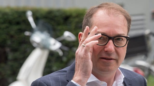Sieht in Deutschland eine "aggressive Anti-Abschiebe-Industrie" am Werk: CSU-Landesgruppenchef Alexander Dobrindt. Sieht in Deutschland eine "aggressive Anti-Abschiebe-Industrie" am Werk: CSU-Landesgruppenchef Alexander Dobrindt.