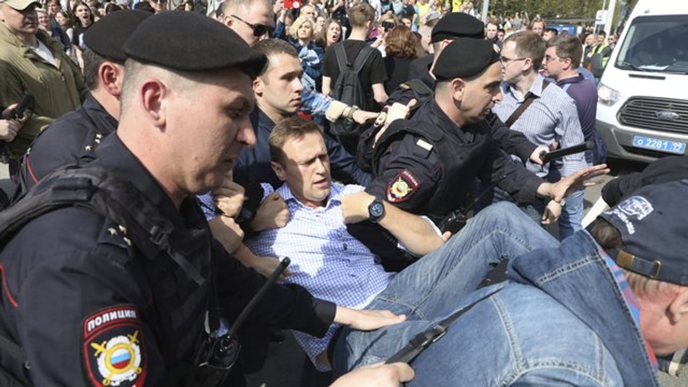 Ende einer Demonstration: Polizisten tragen in Moskau den Oppositionspolitiker Alexej Nawalny weg.
