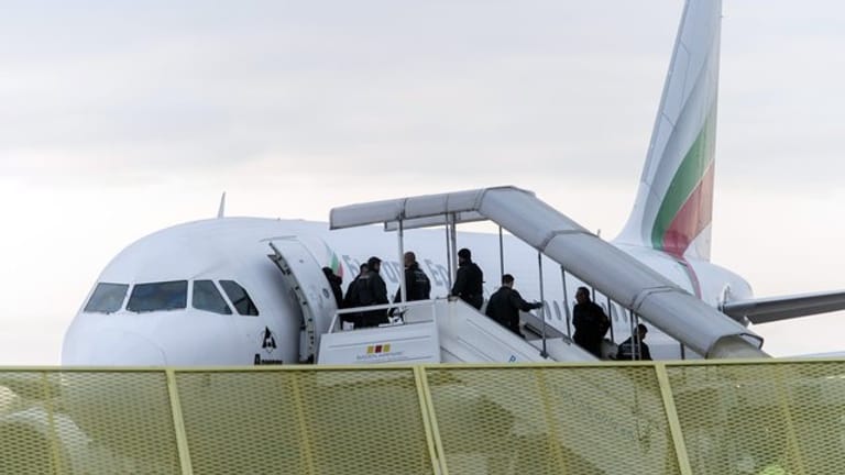 Abgelehnte Asylbewerber steigen am Baden-Airport in Rheinmünster im Rahmen einer Sammelabschiebung in ein Flugzeug.