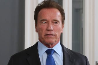 Die schwere Zeit liegt hinter ihm: Arnold Schwarzenegger musste sich einer Herz-OP unterziehen.