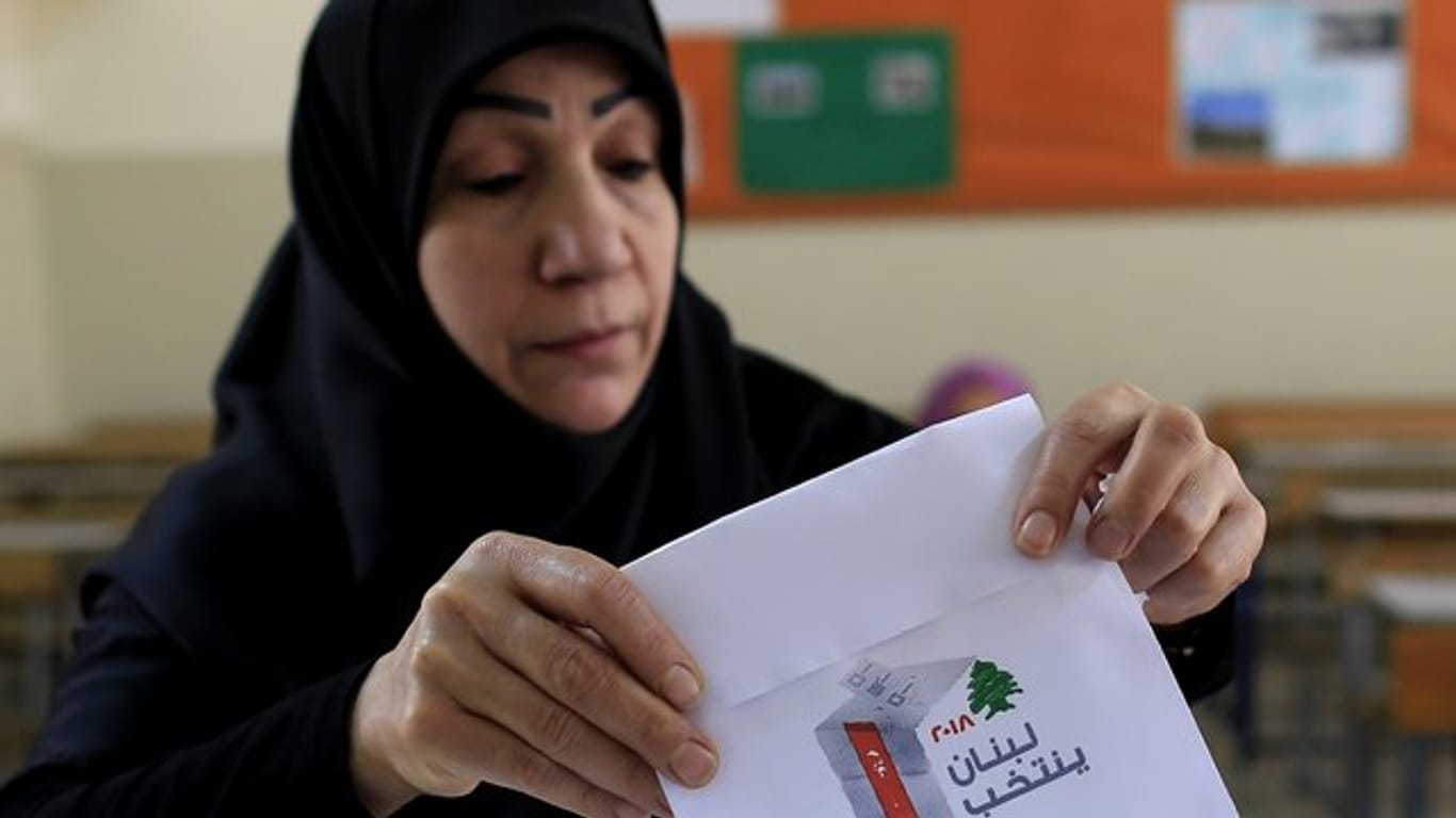 Eine Frau bei der Stimmabgabe in Beirut: 583 Kandidaten, darunter 111 Frauen, stellen sich für die 128 Sitze des Parlaments zur Wahl.