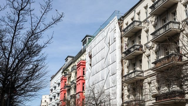 Eine Bauplane verdeckt ein Haus in der Immanuelkirchstraße im Berliner Stadtteil Prenzlauer Berg. Eine Bauplane verdeckt ein Haus in der Immanuelkirchstraße im Berliner Stadtteil Prenzlauer Berg.