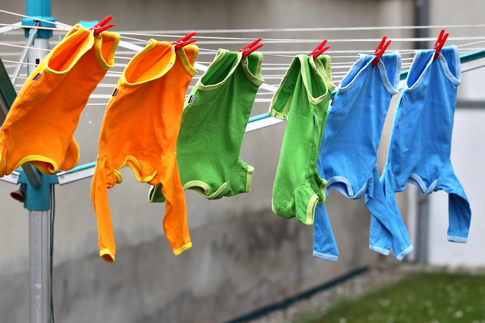 Banden aus Osteuropa sollen Kindergeld im großen Stil abkassiert haben. Der Schaden soll sich auf 100 Millionen Euro jährlich belaufen, berichtet die Welt am Sonntag.