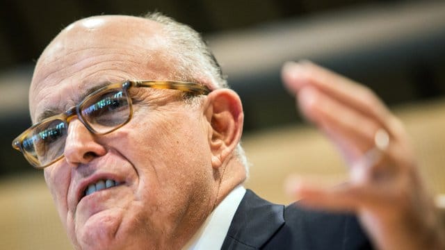 Rudy Giuliani über Trumps Iran-Strategie: "Wir haben einen Präsidenten, der knallhart ist, einen Präsidenten, der nicht auf Schwarzmaler hört, und einen Präsidenten, der dem Regimewechsel genauso verpflichtet ist wie wir. Rudy Giuliani über Trumps Iran-Strategie: "Wir haben einen Präsidenten, der knallhart ist, einen Präsidenten, der nicht auf Schwarzmaler hört, und einen Präsidenten, der dem Regimewechsel genauso verpflichtet ist wie wir.