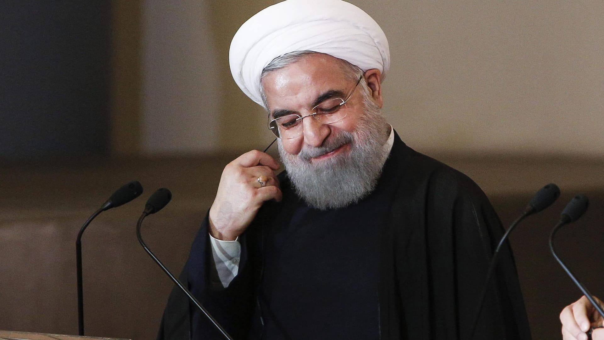 Irans Präsident Hassan Rouhani droht den USA, sollten sie das Abkommen mit seinem Land aufkündigen: Das würden die Vereinigten Staaten bereuen "wie niemals zuvor in ihrer Geschichte", sagte er in einer Rede.