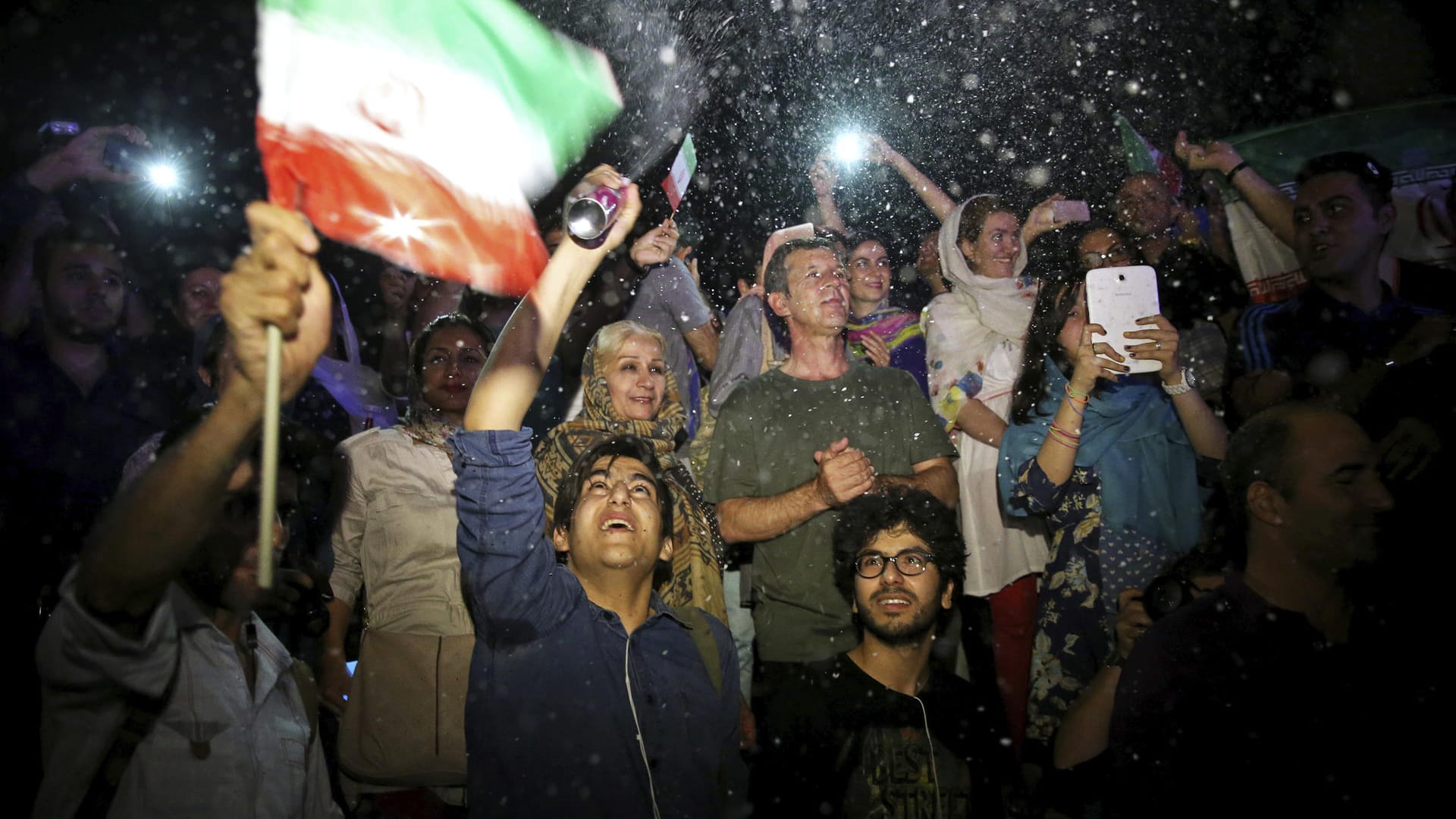Ein Gruppe von Menschen feiert den Abschluss des Atomabkommens. US-Präsident Trump will den Deal nicht verlängern. Sein Rechtsberater sagte, Trump wolle stattdessen einen Umsturz im Iran. Ein Gruppe von Menschen feiert den Abschluss des Atomabkommens. US-Präsident Trump will den Deal nicht verlängern. Sein Rechtsberater sagte, Trump wolle stattdessen einen Umsturz im Iran.