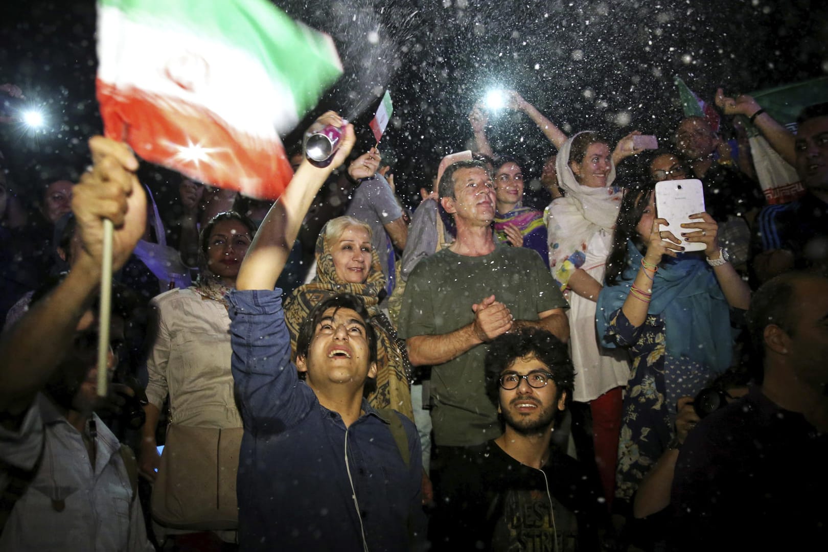 Ein Gruppe von Menschen feiert den Abschluss des Atomabkommens. US-Präsident Trump will den Deal nicht verlängern. Sein Rechtsberater sagte, Trump wolle stattdessen einen Umsturz im Iran.