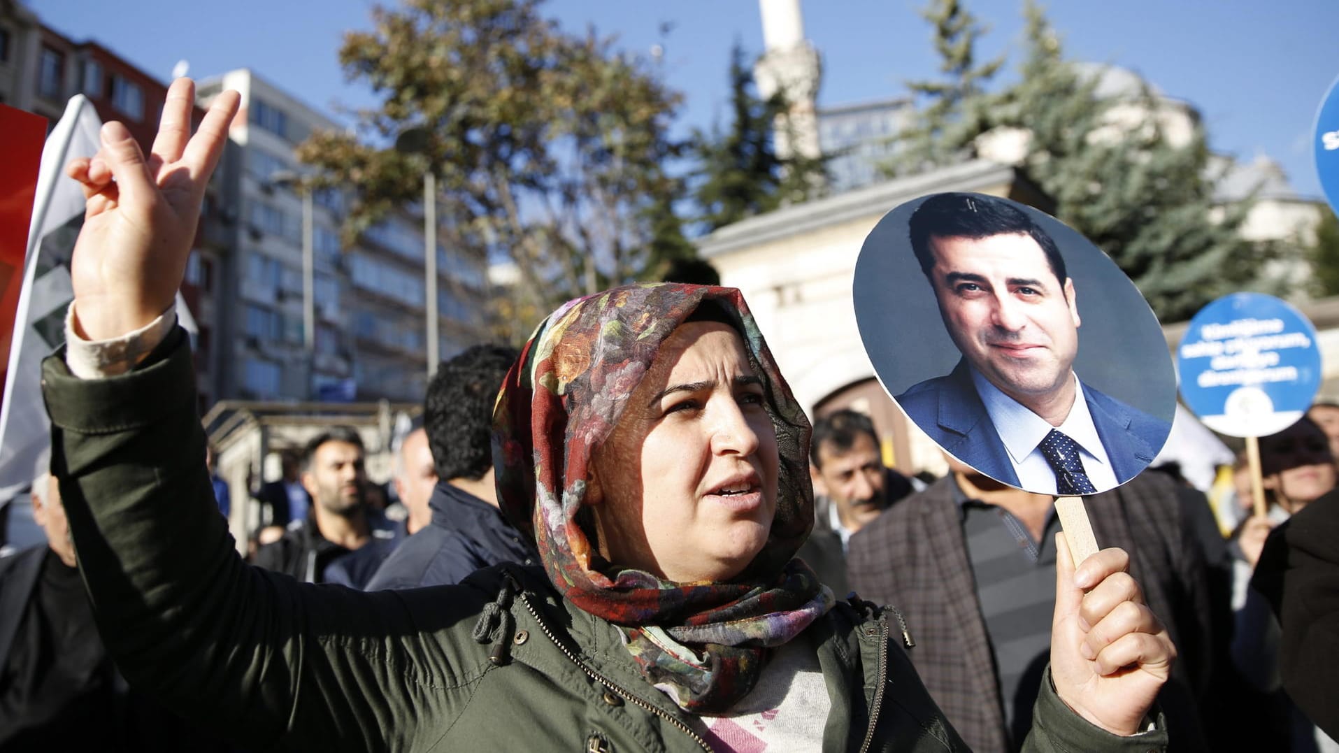 Ein kurdische Demonstration in der Türkei: Vier Oppositionsparteien, darunter die HDP haben sich für die Präsidentschafts- und Parlamentswahlen zusammengeschlossen. So wollen sie gegen Erdogan und die AKP gewinnen.