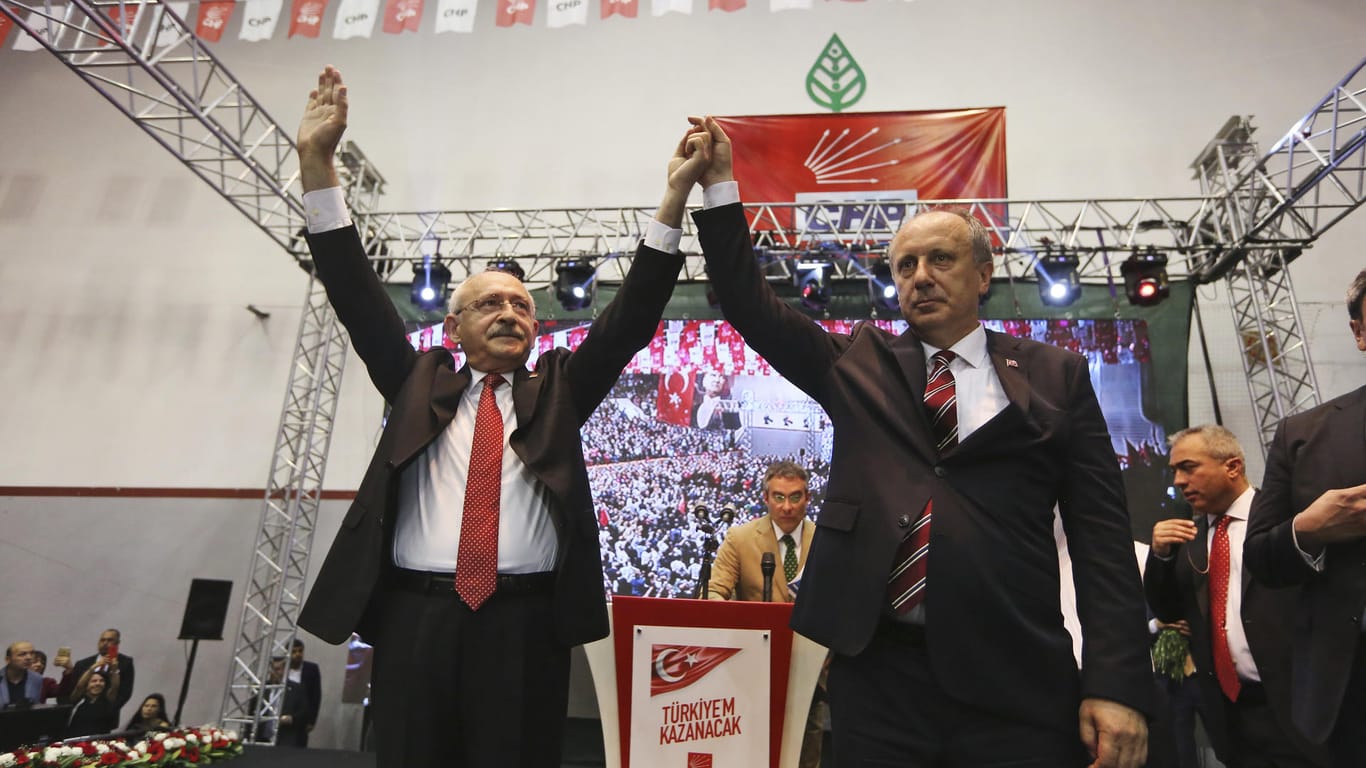 Muharrem Ince (r), Abgeordneter der größten Oppositionsfraktion im türkischen Parlament, CHP, und Kemal Kilicdaroglu, CHP-Vorsitzender, während des Parteitag. Für die Wahlen in der Türkei haben sie sich mit drei weiteren Oppositionsparteien zusammengeschlossen.