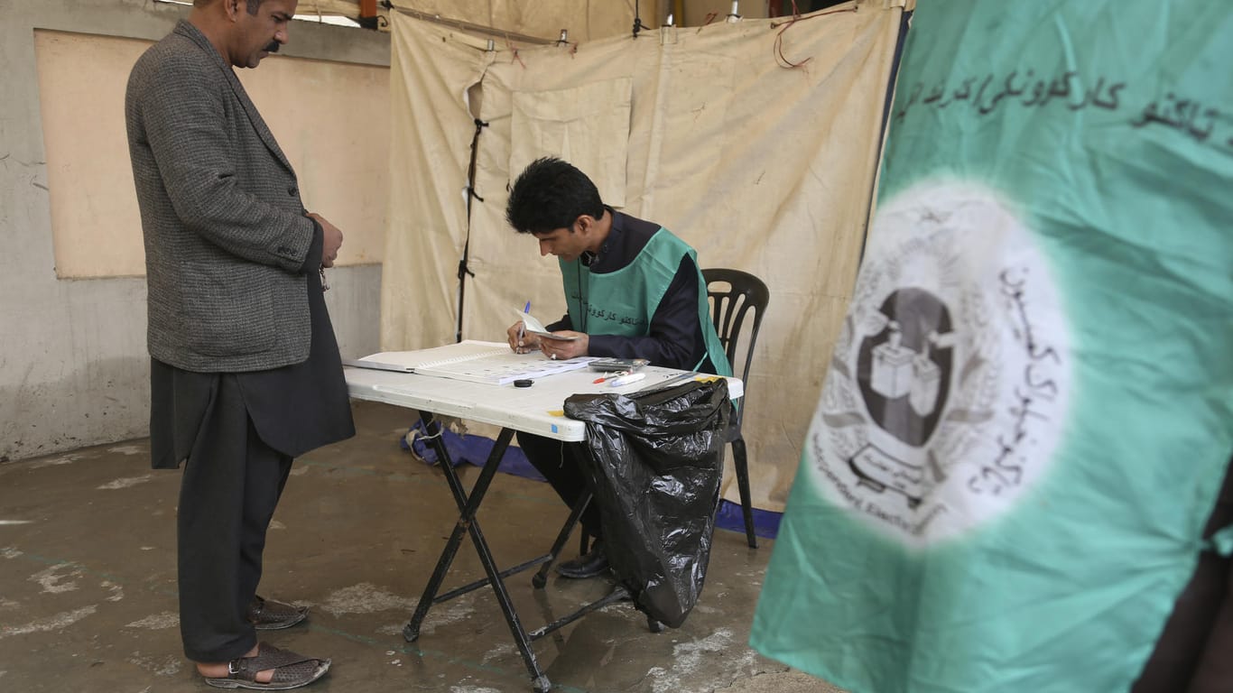 Seit Mitte April können sich Bürger in Afghanistan für die Wahlen im Oktober registrieren. In einem dieser Zentren hat es am Sonntag einen Anschlag gegeben. Mindestens 30 Menschen starben.