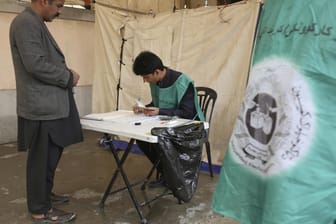 Seit Mitte April können sich Bürger in Afghanistan für die Wahlen im Oktober registrieren. In einem dieser Zentren hat es am Sonntag einen Anschlag gegeben. Mindestens 30 Menschen starben.