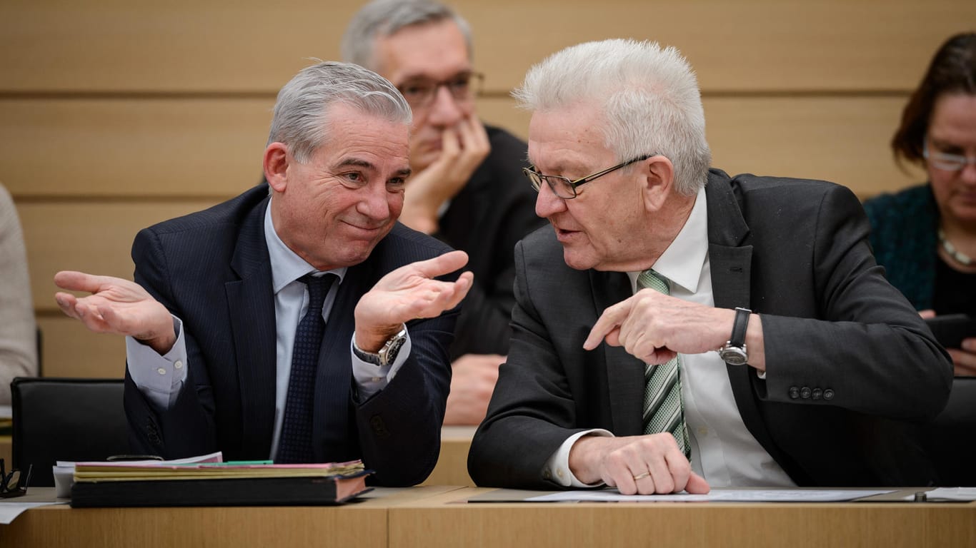 Im Baden-Württembergs Landtag hängt der Haussegen schief. Trotzdem will Ministerpräsident Winfried Kretschmann weiter mit der CDU regieren.