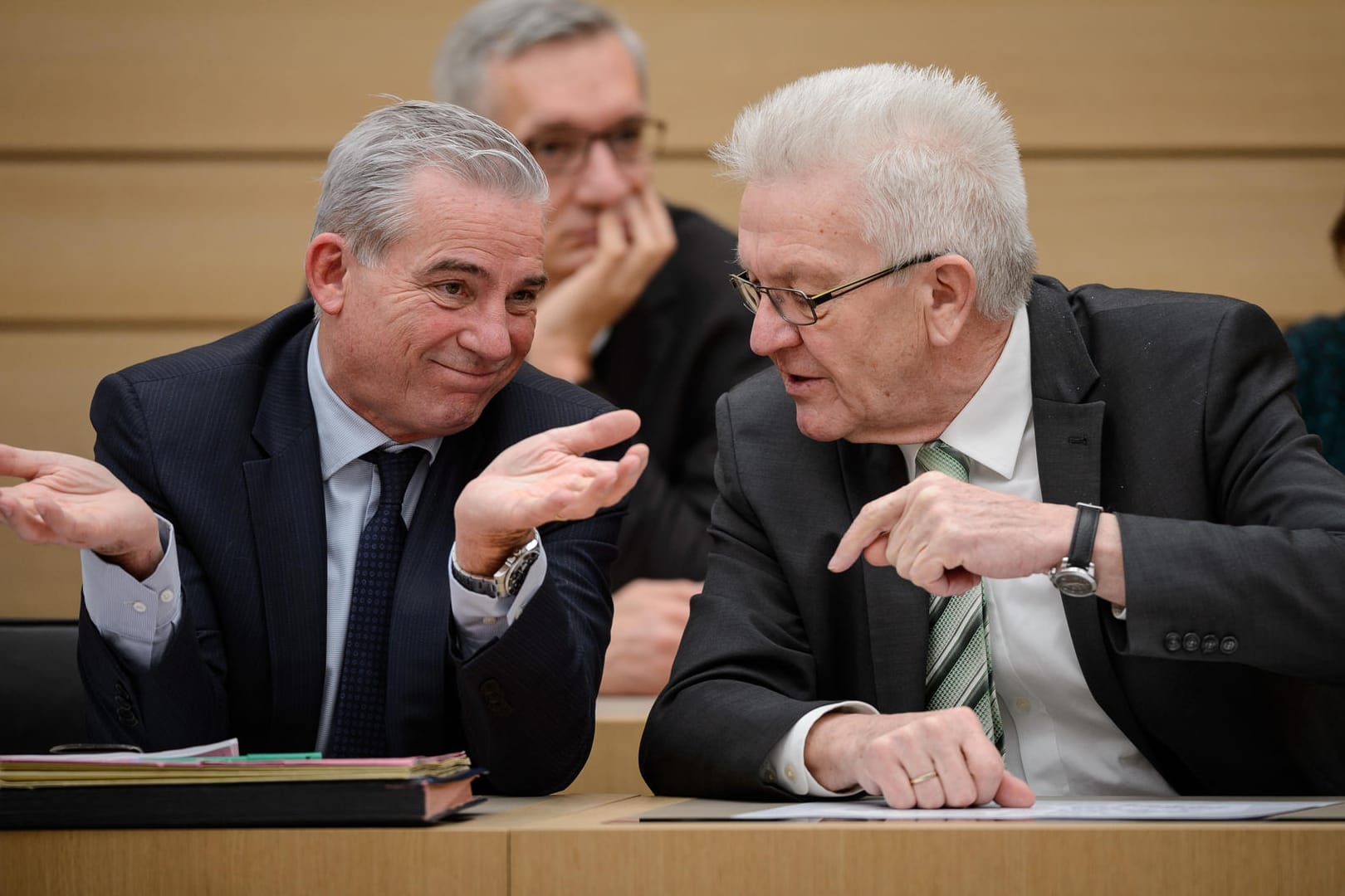 Im Baden-Württembergs Landtag hängt der Haussegen schief. Trotzdem will Ministerpräsident Winfried Kretschmann weiter mit der CDU regieren.