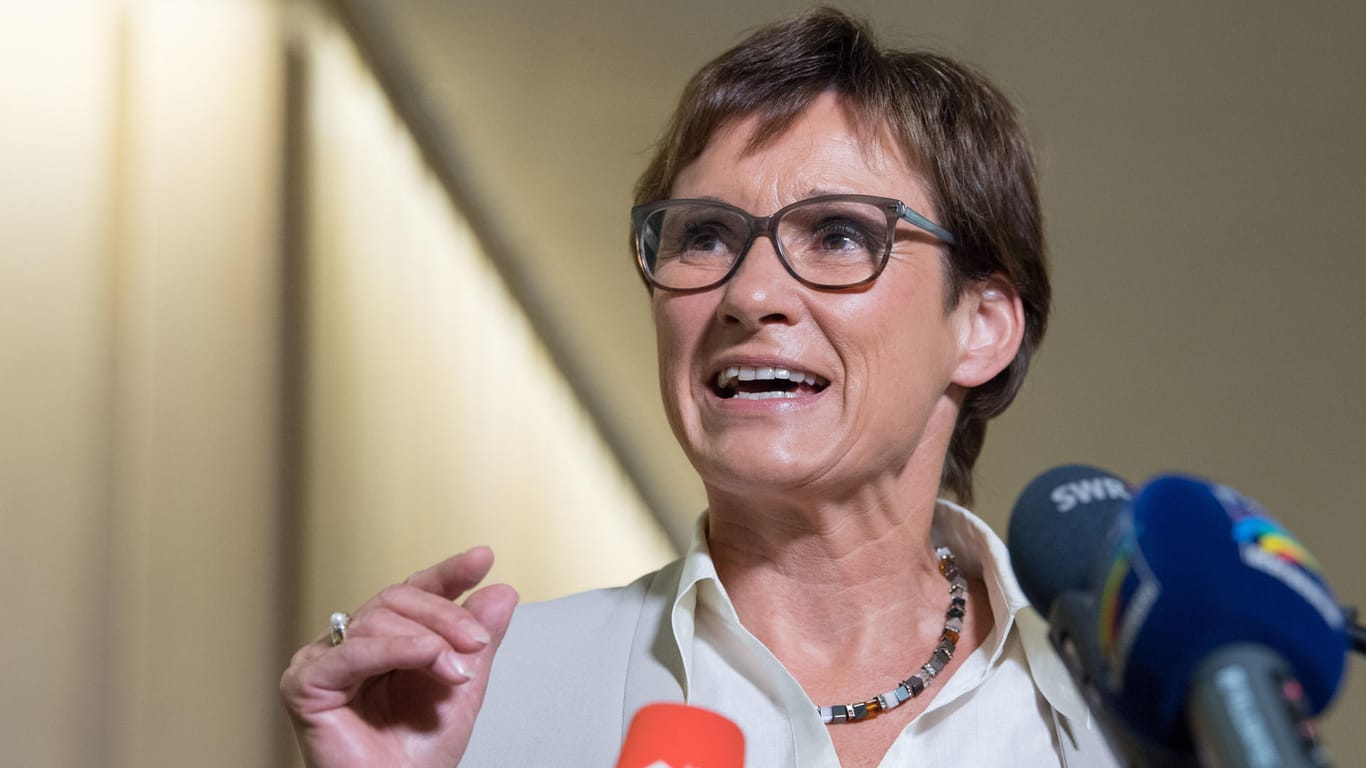 Weil sich ihre Fraktion gegen die Reform des Wahlrechts aussprach musste Sabine Kurtz (CDU) um ihre Wahl als Landtagsvize bangen. Es wurde vermutet, dass die CDU daraufhin das Koalitionsbündnis kippen könnte.