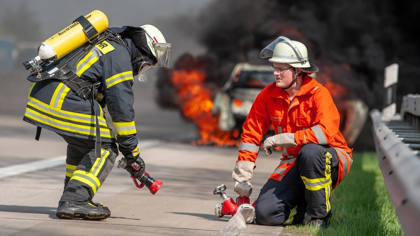Feuerwehreinsatz auf der Autobahn (Archivbild): In Thüringen gab es einen Unfall mit zwei Toten, der durch einen Falschfahrer verursacht wurde.