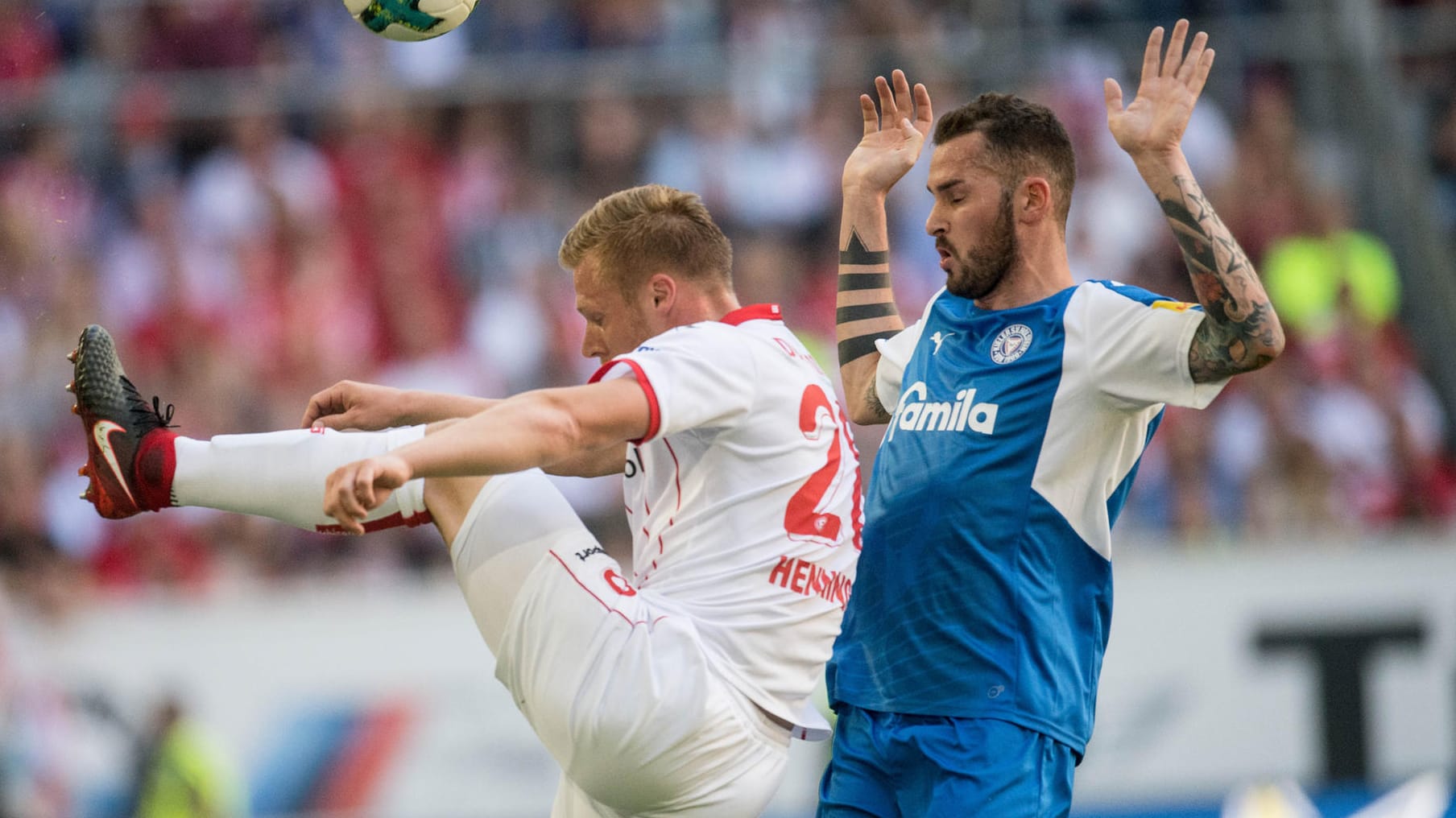 Düsseldorfs Rouwen Hennings (l.) im Zweikampf mit dem Kieler Dominik Schmidt.