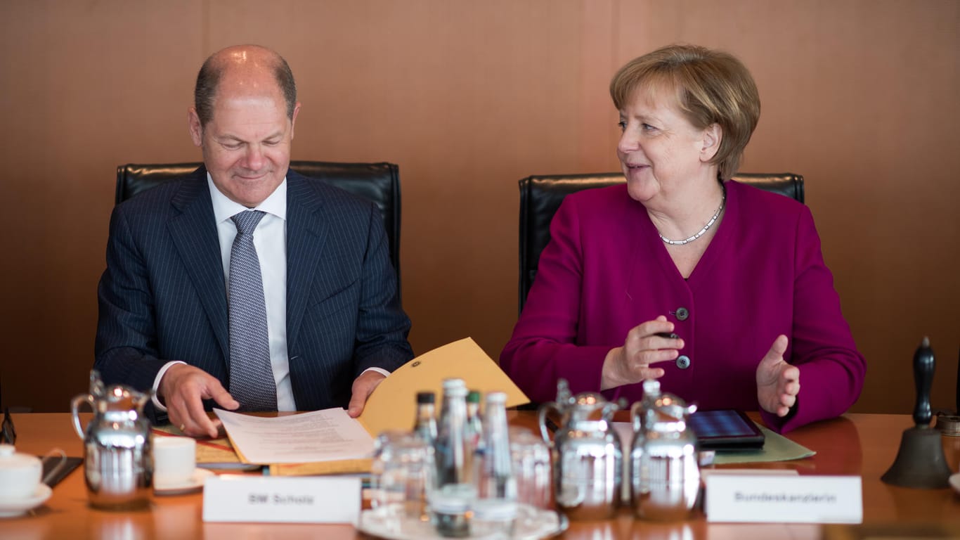 Bundesfinanzminister Olaf Scholz und Kanzlerin Angela Merkel: Der Bund darf sich in den kommenden Jahren 60 Milliarden Euro mit Ländern und Kommunen teilen.