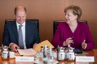 Bundesfinanzminister Olaf Scholz und Kanzlerin Angela Merkel: Der Bund darf sich in den kommenden Jahren 60 Milliarden Euro mit Ländern und Kommunen teilen.