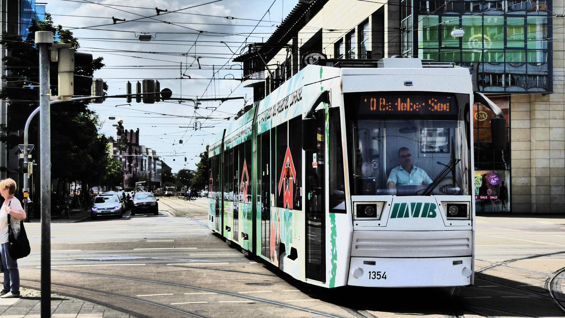Eine Straßenbahn in Magdeburg (Archivbild): in einer Straßenbahn schlugen zwei Männer einen Afghanen zusammen. Eine Straßenbahn in Magdeburg (Archivbild): in einer Straßenbahn schlugen zwei Männer einen Afghanen zusammen.