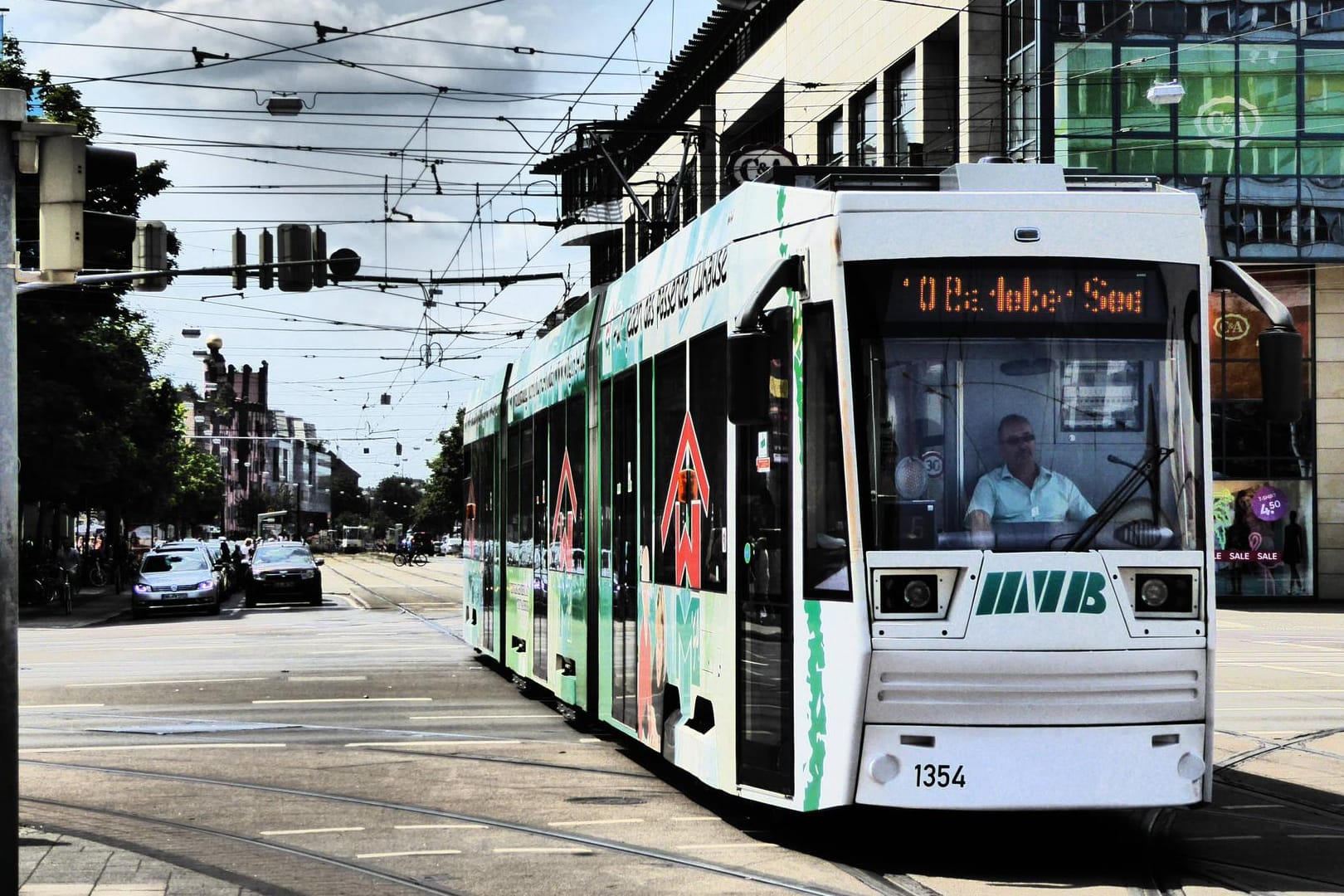 Eine Straßenbahn in Magdeburg (Archivbild): in einer Straßenbahn schlugen zwei Männer einen Afghanen zusammen.