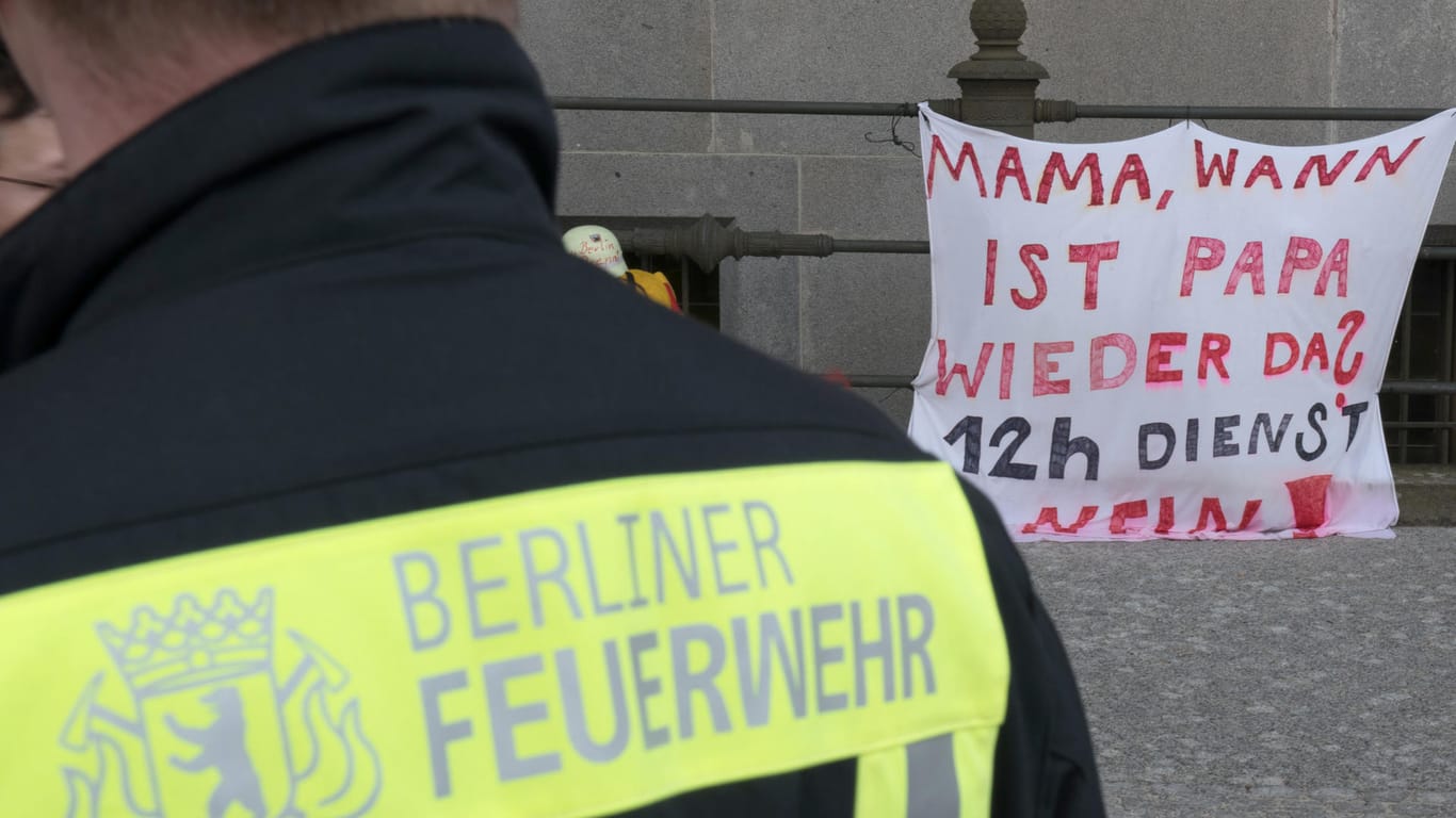 Mahnwache der Berliner Feuerwehr: Seit Wochen demonstrieren Berliner Feuerwehrleute gegen Sparmaßnahmen.