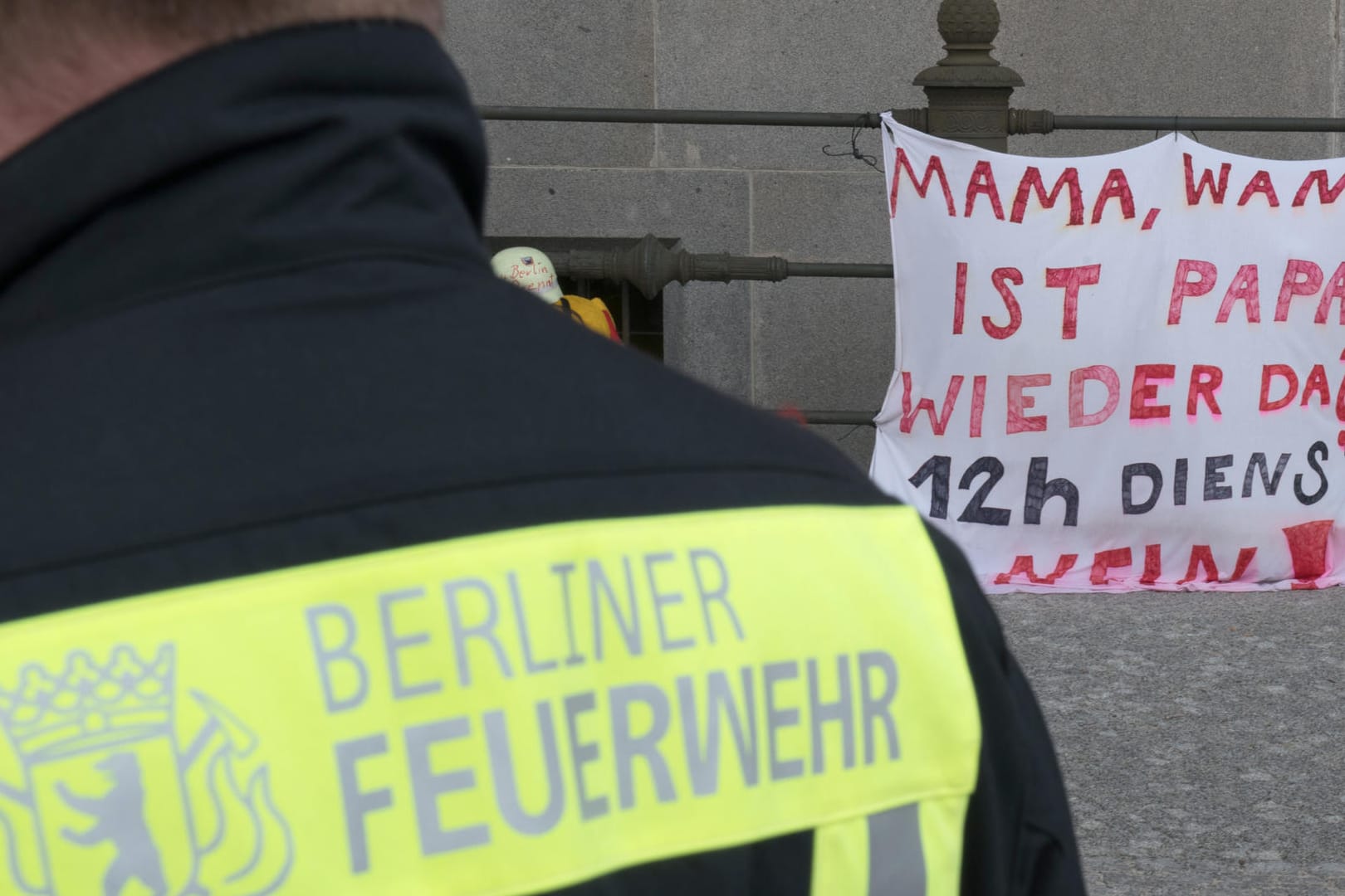 Mahnwache der Berliner Feuerwehr: Seit Wochen demonstrieren Berliner Feuerwehrleute gegen Sparmaßnahmen.